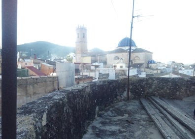 Imagen secundaria 1 - Torre cuadrada en el patio, terraza de la Torre de la Pólvora y vistas desde el Palau Comtal. 