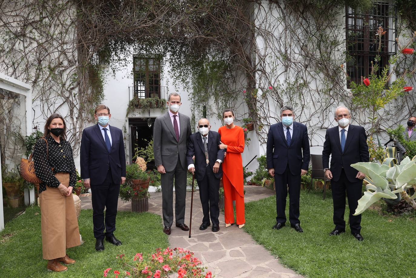 Los Reyes de España entregan el Premio Cervantes a Francisco Brines en la casa del poeta en Oliva