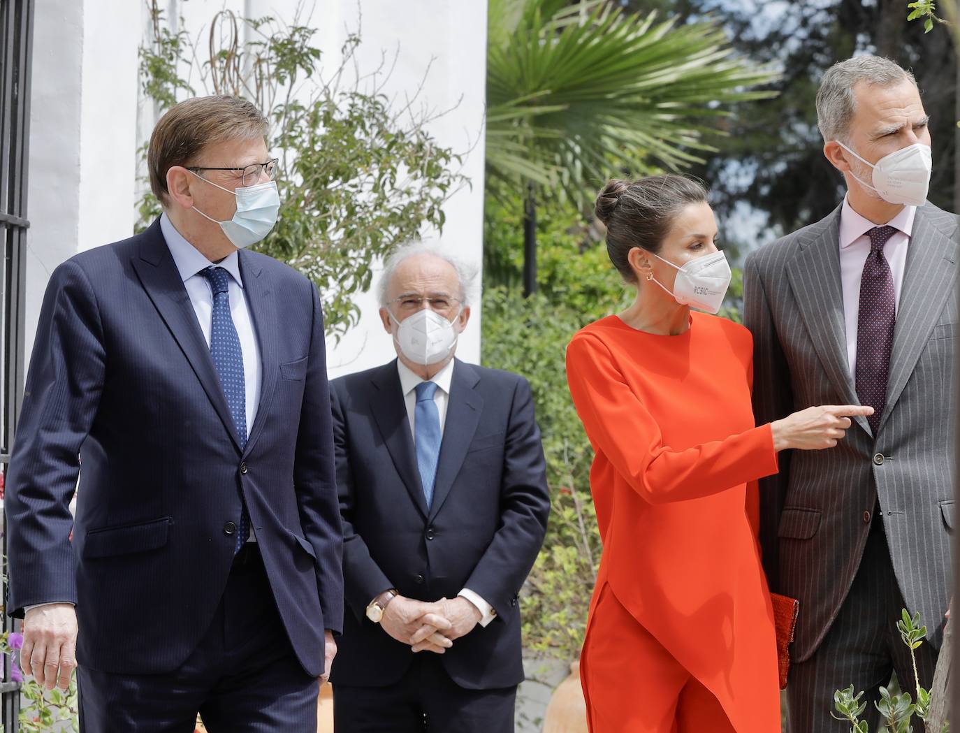 Los Reyes de España entregan el Premio Cervantes a Francisco Brines en la casa del poeta en Oliva