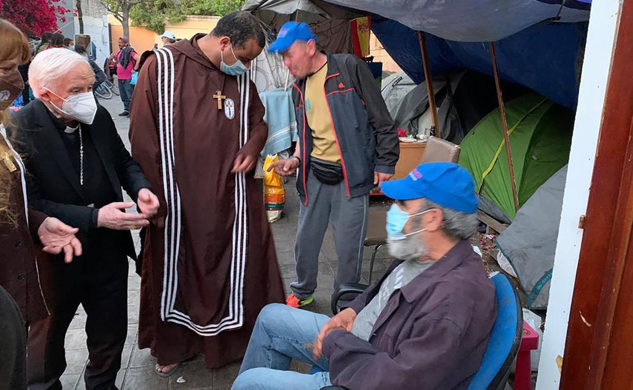 Cañizares conversa con uno de los indigentes del callejón.