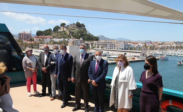 Las autoridades a bordo del fast ferry, con el castillo de Dénia al fondo. 