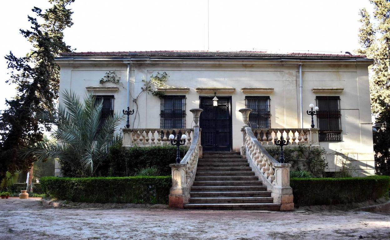 Acceso a uno de los edificios de la finca El Poblet de Petrer. 