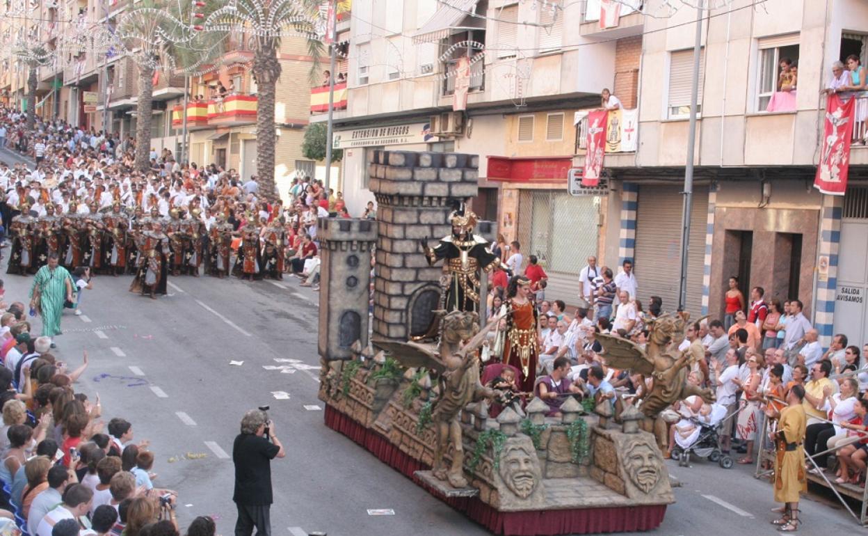 Desfile de la fiesta de Moros y Cristianos de Ontinyent de años anteriores. 