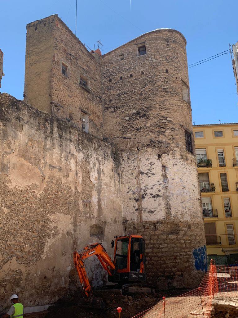 El Ayuntamiento confirma que los restos forman parte del cementerio medieval de la parroquia de la Santa Cruz y que también se han hallado restos de los patios y las cuadras de la posada del Ángel