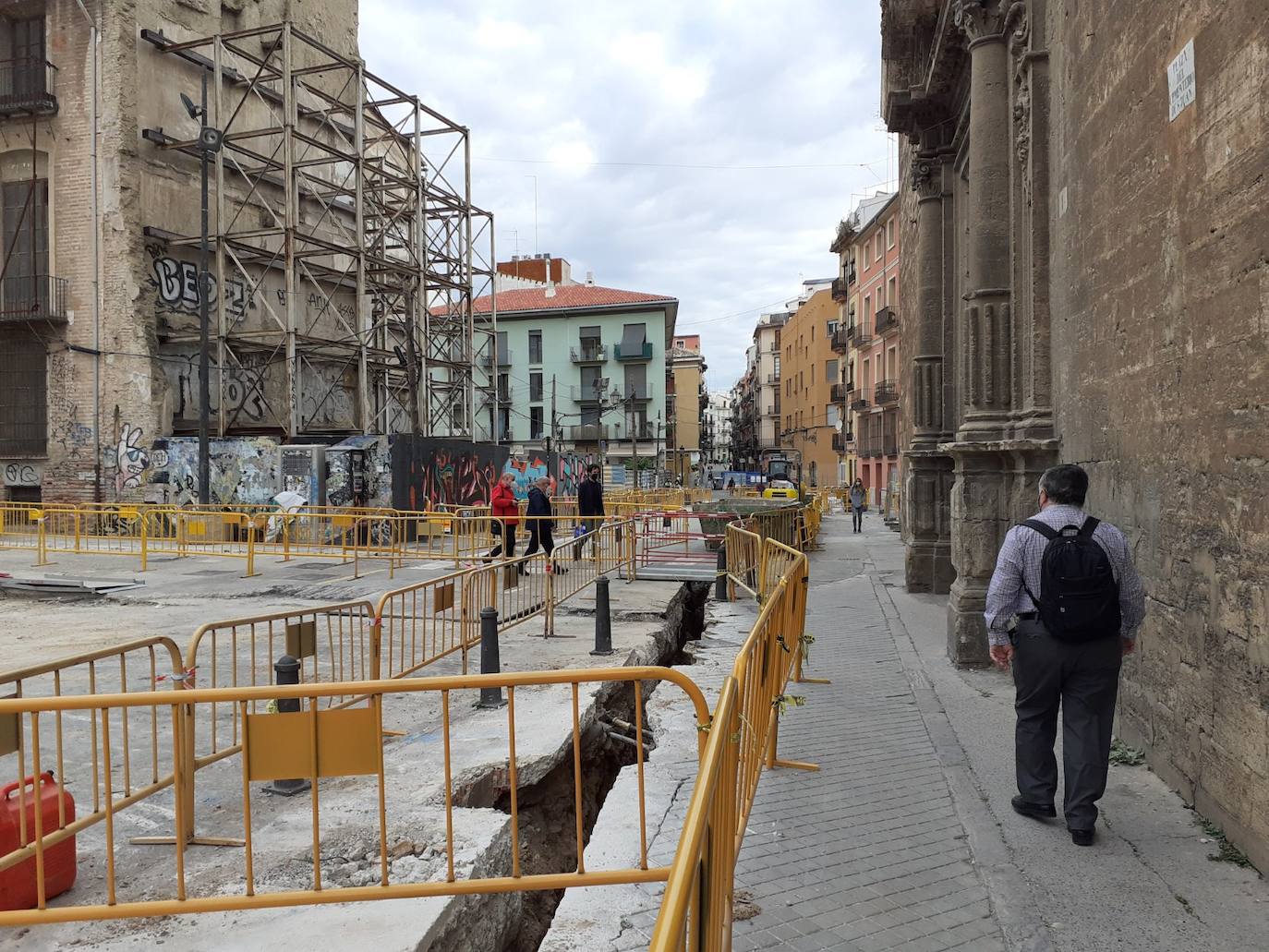 Las máquinas levantan todo el pavimento para el proyecto de peatonalización del entorno del Mercado Central y la Lonja (12/05/2021). 