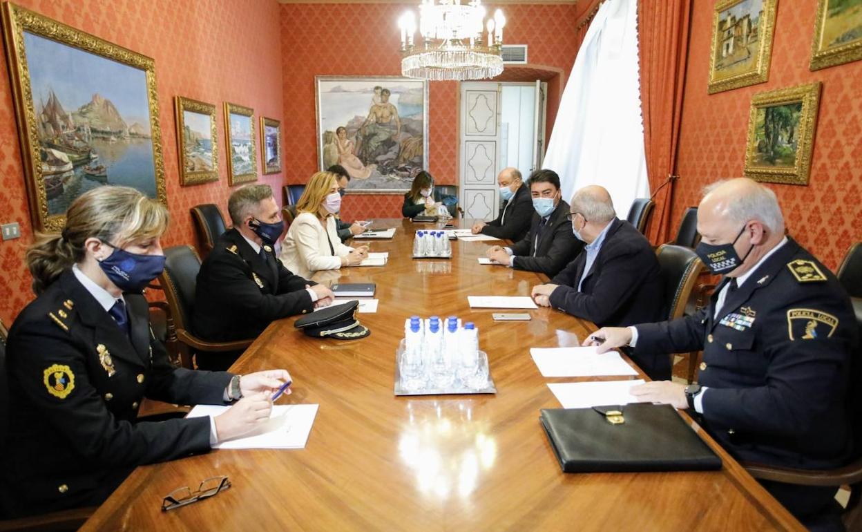 Imagen de la reunión de Seguridad que ha tenido lugar esta mañana en el ayuntamiento de Alicante. 