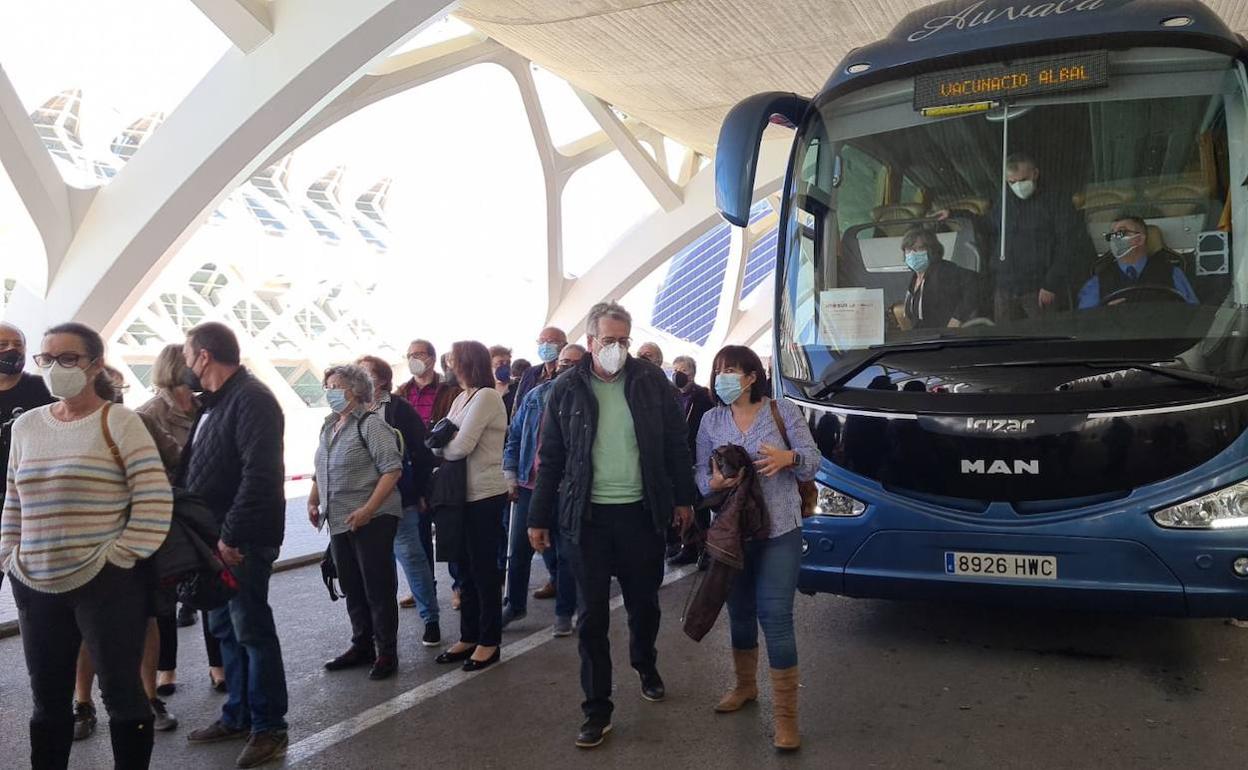 El autobús en uno de los viajes hasta el vacunódromo. 