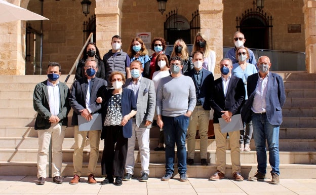 Los donantes de los dos cuadros junto a las autoridades municipales. 