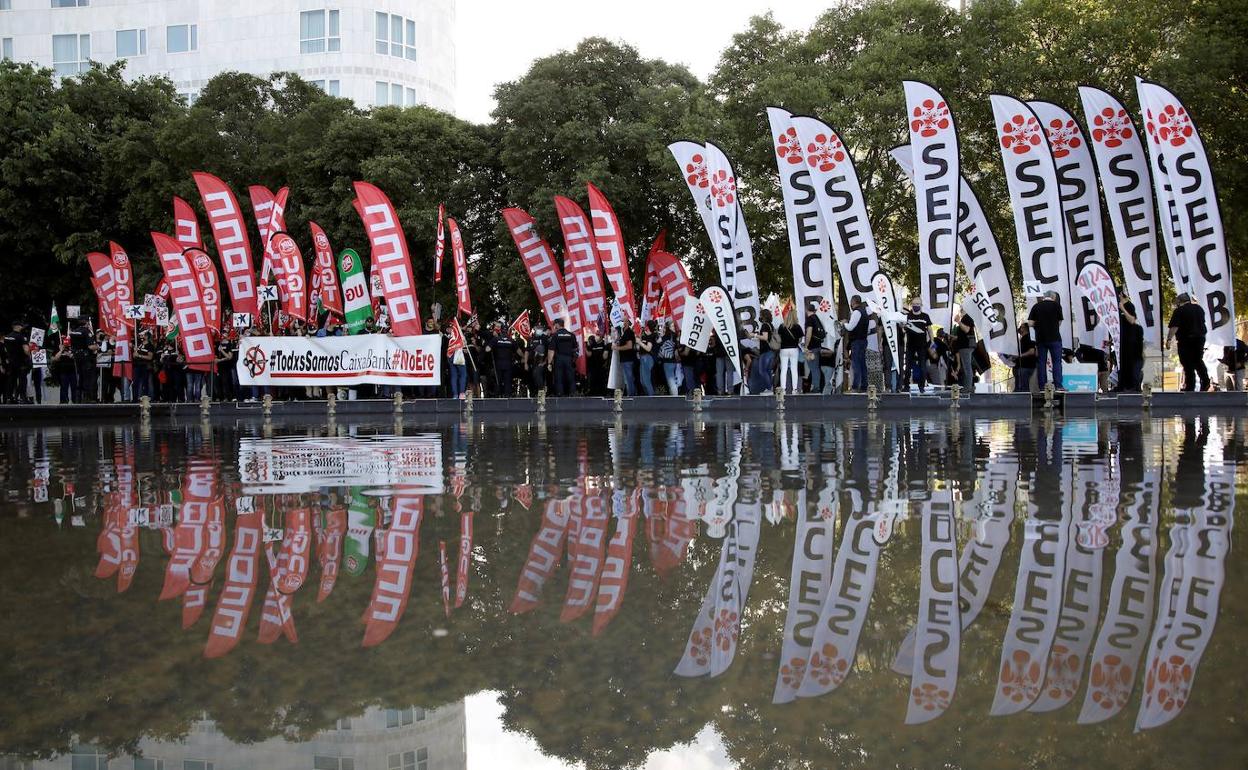 Concentración de los trabajadores de Caixabank en el Palacio de Congresos de Valencia. 