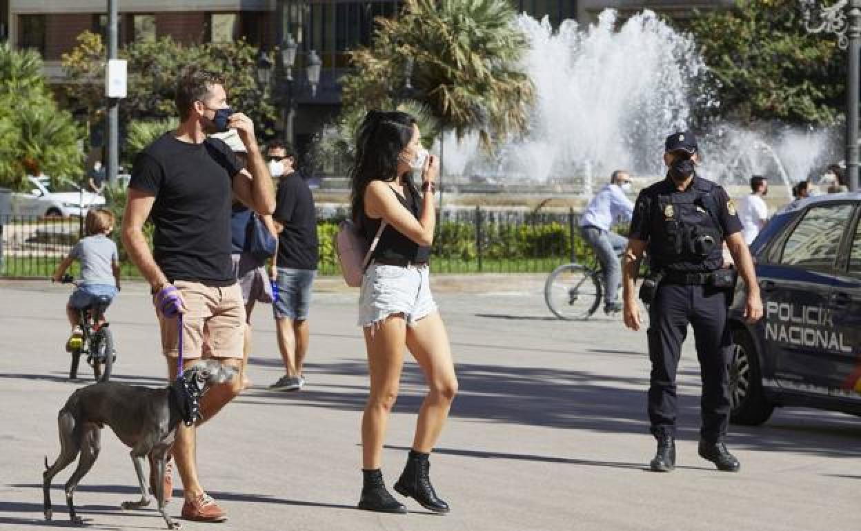 La policía vigila el centro de Valencia. 