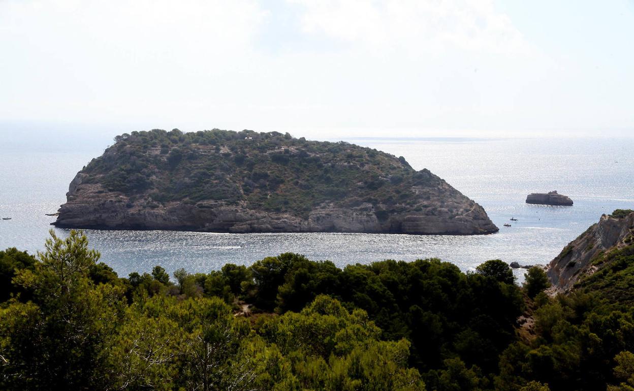 La isla del Portitxol, frente a la costa de Xàbia. 