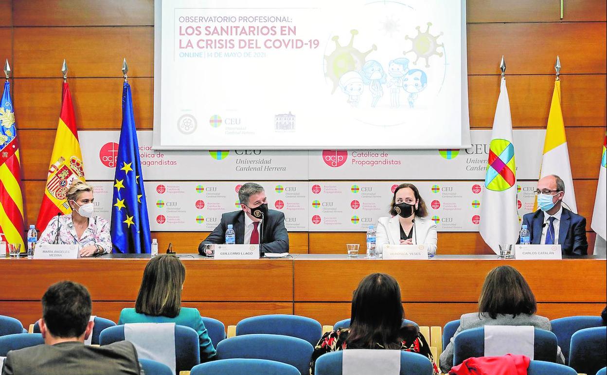 María Ángeles Medina, Guillermo Llago, Verónica Veses y Carlos Catalán, en una de las mesas redondas de la jornada de ayer.