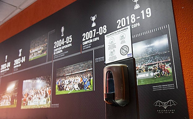 El club ha ubicado dispositivos de gel hidroalcohólico en el estadio de Mestalla. 