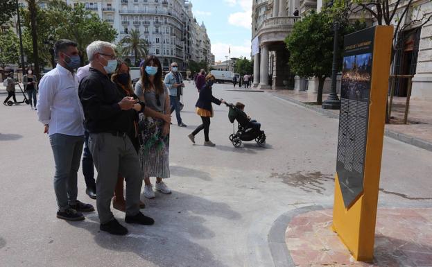 El Ayuntamiento coloca el monolito del 15-M y otros movimientos sociales minutos antes de su inauguración