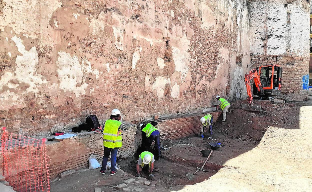 Excavación a los pies de la muralla islámica, ayer por la mañana.