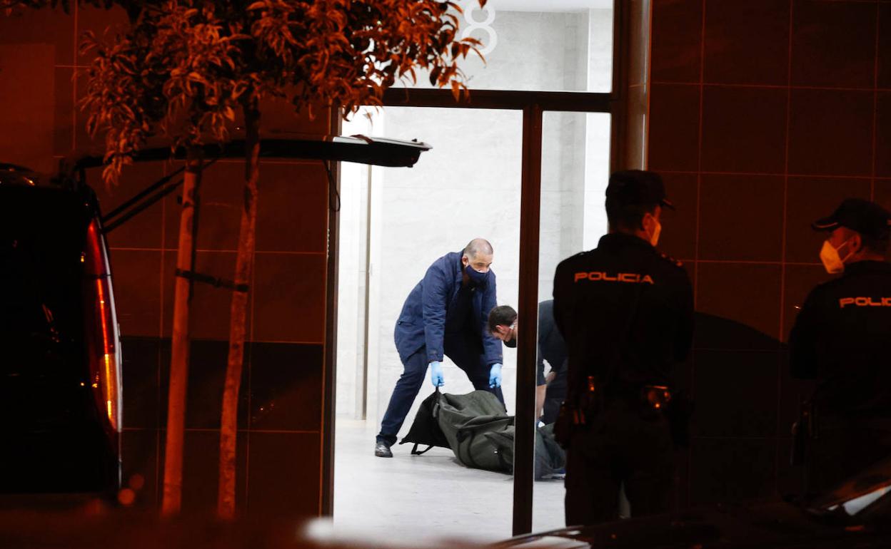 Levantamiento de uno de los cadáveres el pasado domingo en Puerto de Sagunto. 