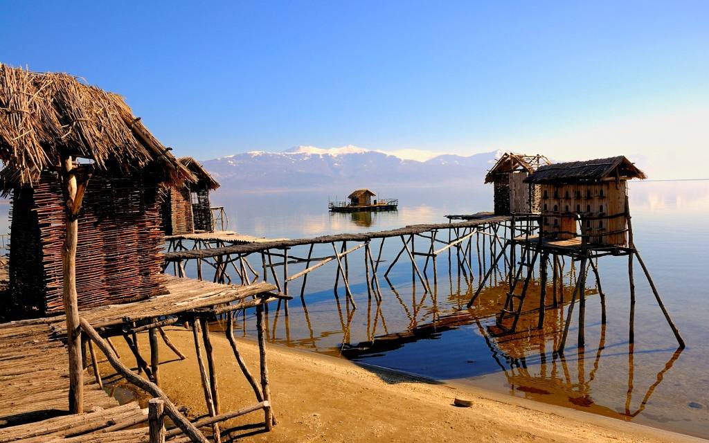 Una visita curiosa en el lago es el Museo del Agua, un complejo arqueológico excepcional, único en la región. En la costa sur de la península de Gradiste en la Bahía de los Huesos, se ha levantado un asentamiento de palafitos, una reconstrucción auténtica de una parte del asentamiento de palafitos, que data del 1200 a.C. 