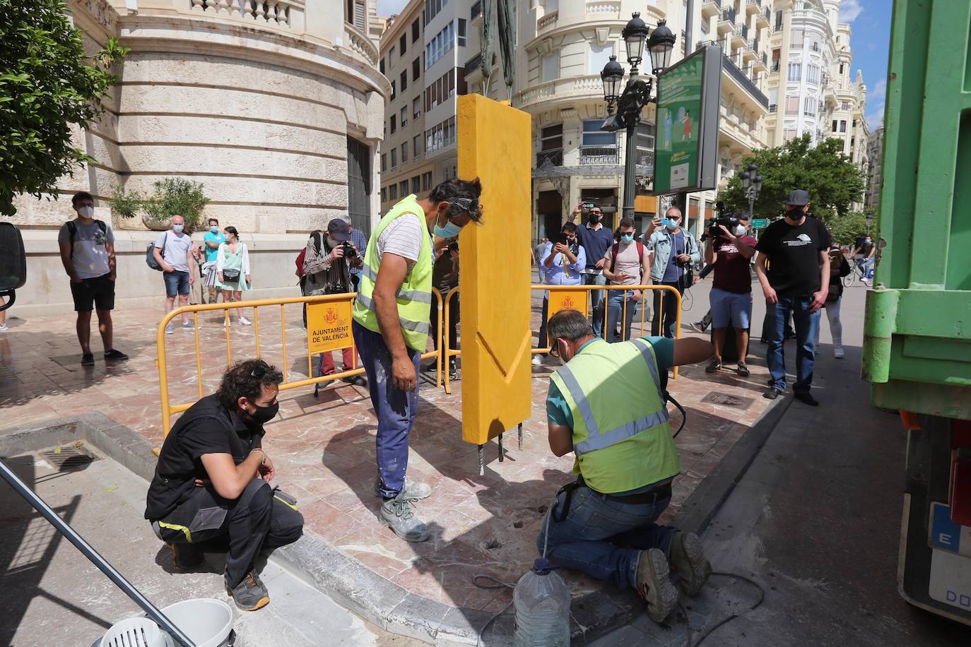 El polémico monolito en honor a los movimientos sociales del 15-M ha sido instalado esta mañana en la acera de la plaza del Ayuntamiento de Valencia. 