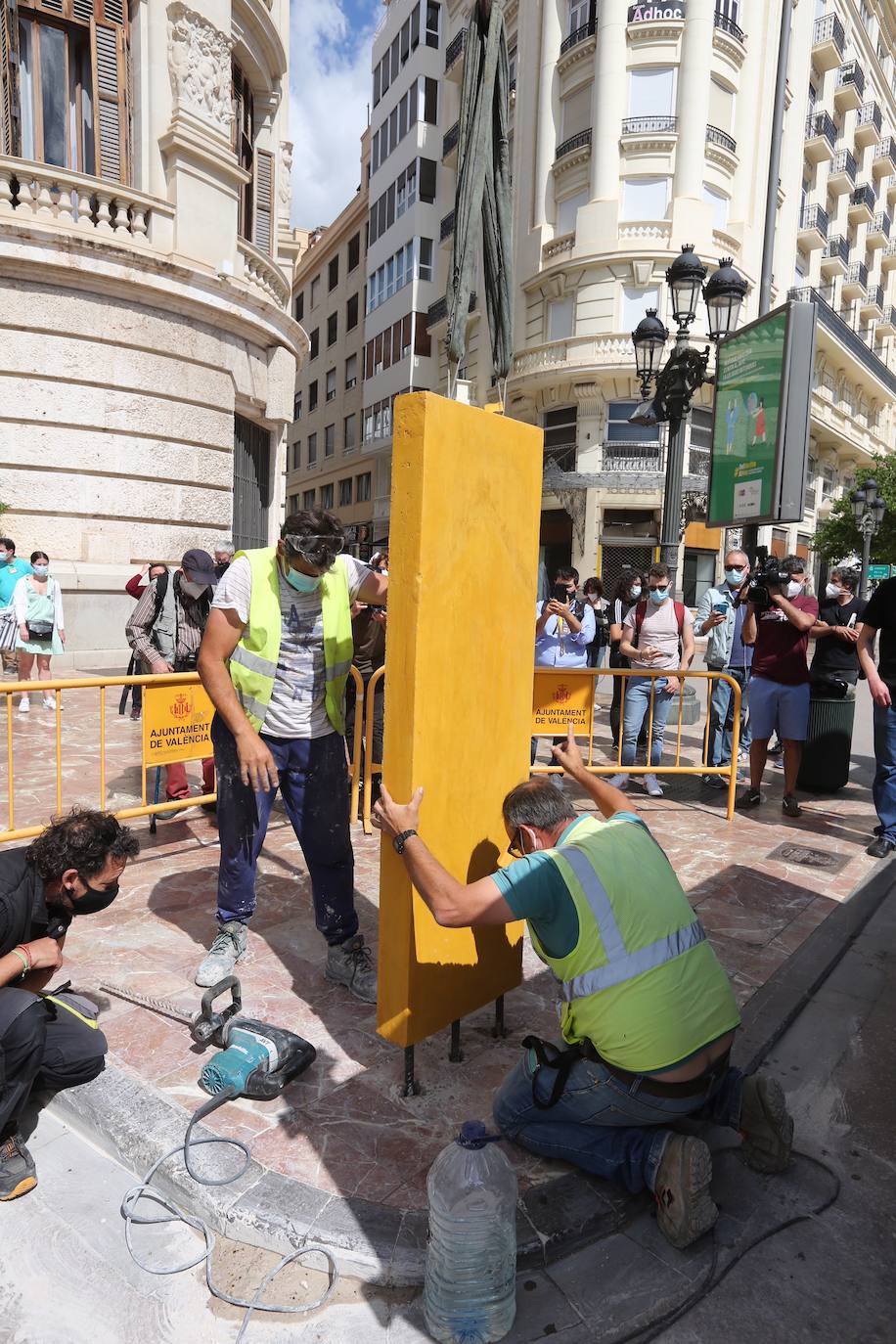 El polémico monolito en honor a los movimientos sociales del 15-M ha sido instalado esta mañana en la acera de la plaza del Ayuntamiento de Valencia. 