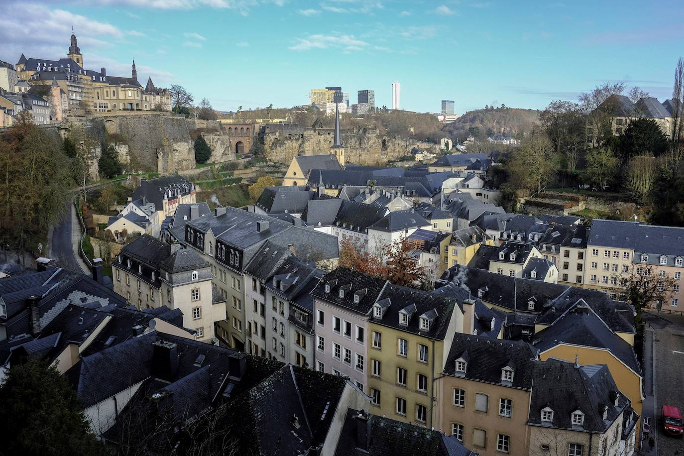 5.- LUXEMBURGO | El país se sitúa en el puesto cinco de la lista. Y lo hace porque cuenta con otra de las pensiones públicas más altas: 90,1% del sueldo. La edad media de jubilación está en los 60,90 años y la esperanza de vida, en 82,79. En cuanto a médicos: 2,98 por cada 1.000 habitantes.