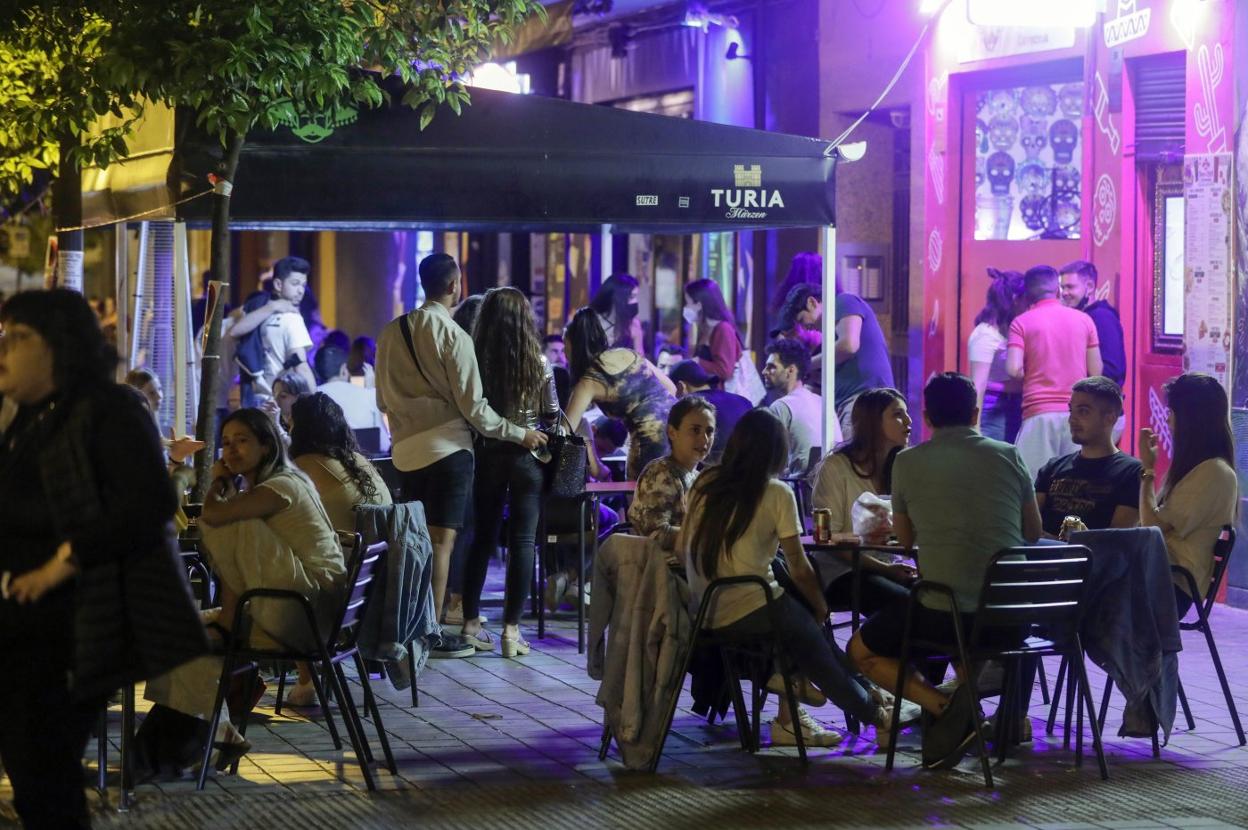 Vuelta del ambiente nocturno. Jóvenes en las terrazas de la plaza del Cedro, en Valencia, durante el primer fin de semana desde el retraso del toque de queda. IRENE MARSILLA 