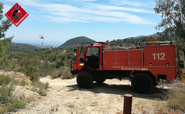 Los medios aéreos también han intervenido para apagar las llamas y refrescar el terreno. 