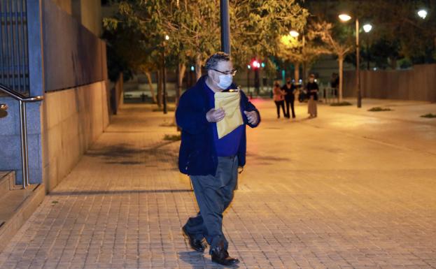 Uno de los detenidos, ayer, a la salida del juzgado de guardia.