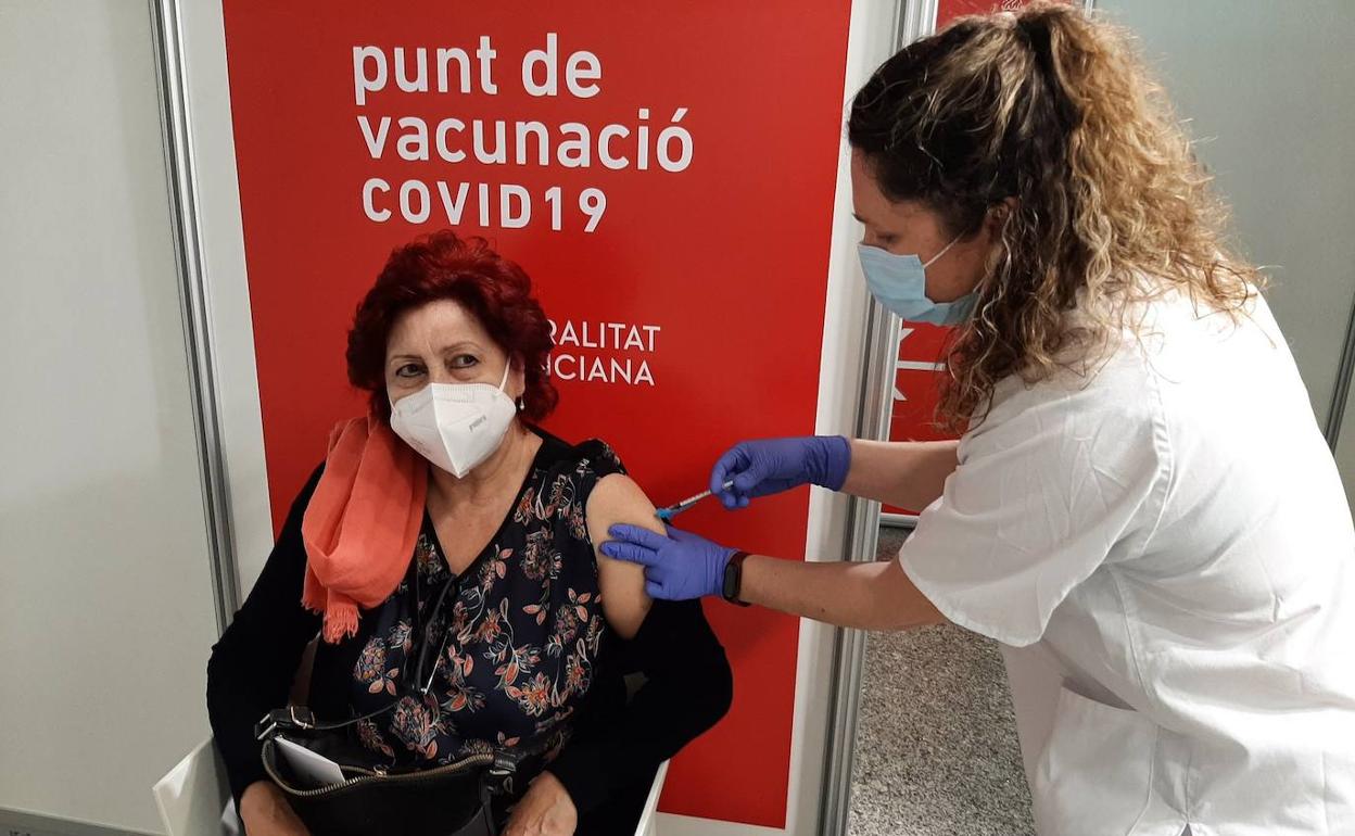 Personal sanitario administra una vacuna en la Ciudad de las Artes y las Ciencias de Valencia.