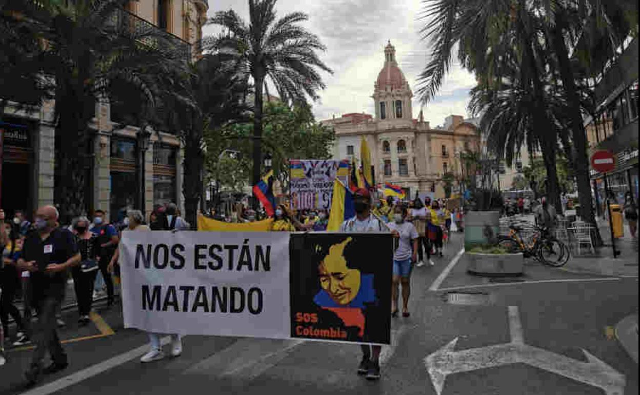 Manifestación por la calle Barcas.