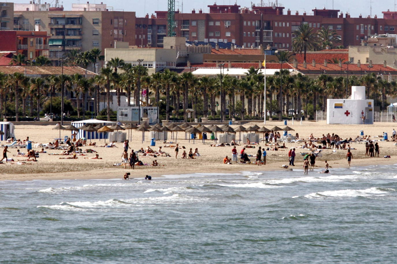 Bañistas en la playa de la Malvarrosa