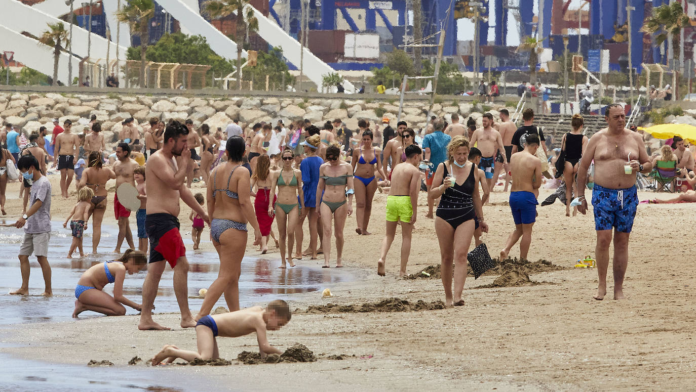 Las playas de Valencia y la zona costera de la Comunitat se han convertido en el principal atractivo para los madrileños y residentes de otras muchas comunidades autónomas, sobre todo de la zona centro, que tenían claro que este fin de semana tocaba disfrutar de sol, playa, brisa marina y una buena gastronomía en el primer fin de semana que podían desplazarse a tierras valencianas.