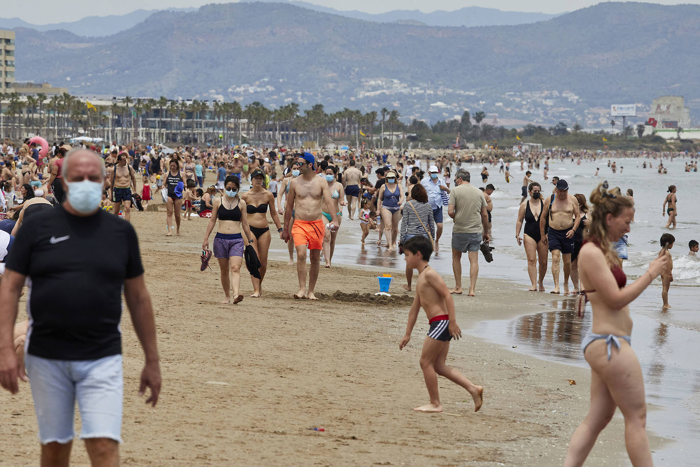 Las playas de Valencia y la zona costera de la Comunitat se han convertido en el principal atractivo para los madrileños y residentes de otras muchas comunidades autónomas, sobre todo de la zona centro, que tenían claro que este fin de semana tocaba disfrutar de sol, playa, brisa marina y una buena gastronomía en el primer fin de semana que podían desplazarse a tierras valencianas.