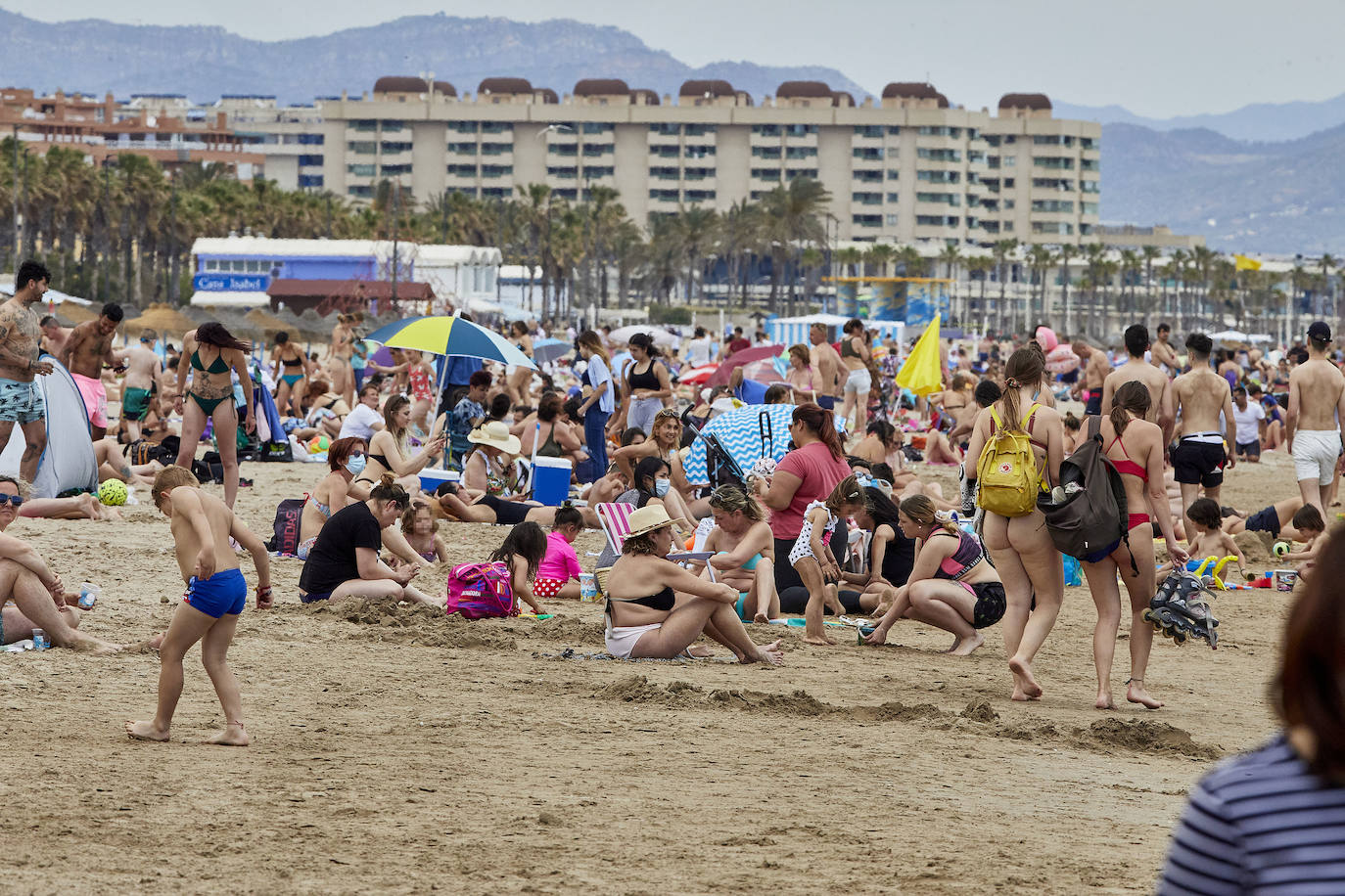 Las playas de Valencia y la zona costera de la Comunitat se han convertido en el principal atractivo para los madrileños y residentes de otras muchas comunidades autónomas, sobre todo de la zona centro, que tenían claro que este fin de semana tocaba disfrutar de sol, playa, brisa marina y una buena gastronomía en el primer fin de semana que podían desplazarse a tierras valencianas.