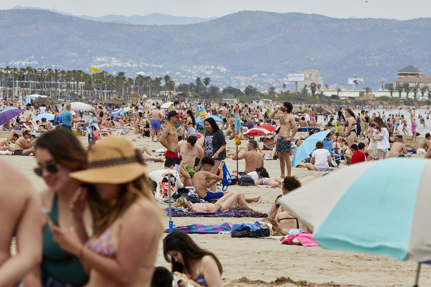 Las playas de Valencia y la zona costera de la Comunitat se han convertido en el principal atractivo para los madrileños y residentes de otras muchas comunidades autónomas, sobre todo de la zona centro, que tenían claro que este fin de semana tocaba disfrutar de sol, playa, brisa marina y una buena gastronomía en el primer fin de semana que podían desplazarse a tierras valencianas.