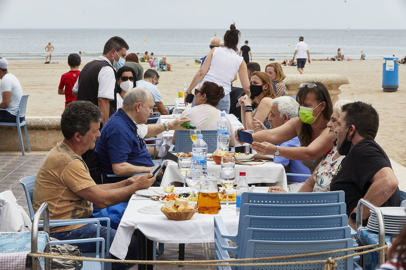 Las playas de Valencia y la zona costera de la Comunitat se han convertido en el principal atractivo para los madrileños y residentes de otras muchas comunidades autónomas, sobre todo de la zona centro, que tenían claro que este fin de semana tocaba disfrutar de sol, playa, brisa marina y una buena gastronomía en el primer fin de semana que podían desplazarse a tierras valencianas.