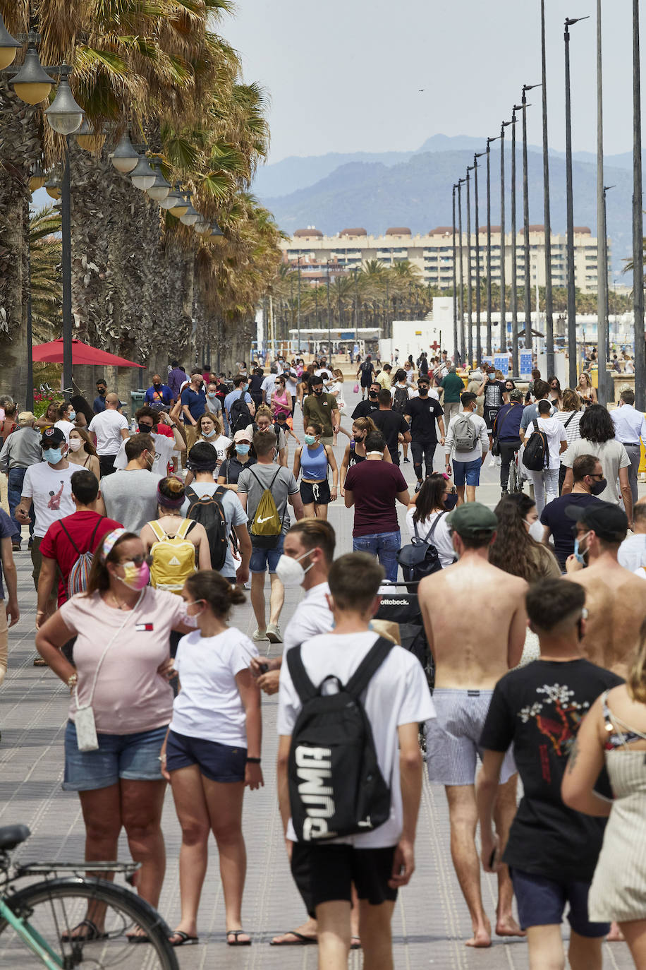 Las playas de Valencia y la zona costera de la Comunitat se han convertido en el principal atractivo para los madrileños y residentes de otras muchas comunidades autónomas, sobre todo de la zona centro, que tenían claro que este fin de semana tocaba disfrutar de sol, playa, brisa marina y una buena gastronomía en el primer fin de semana que podían desplazarse a tierras valencianas.