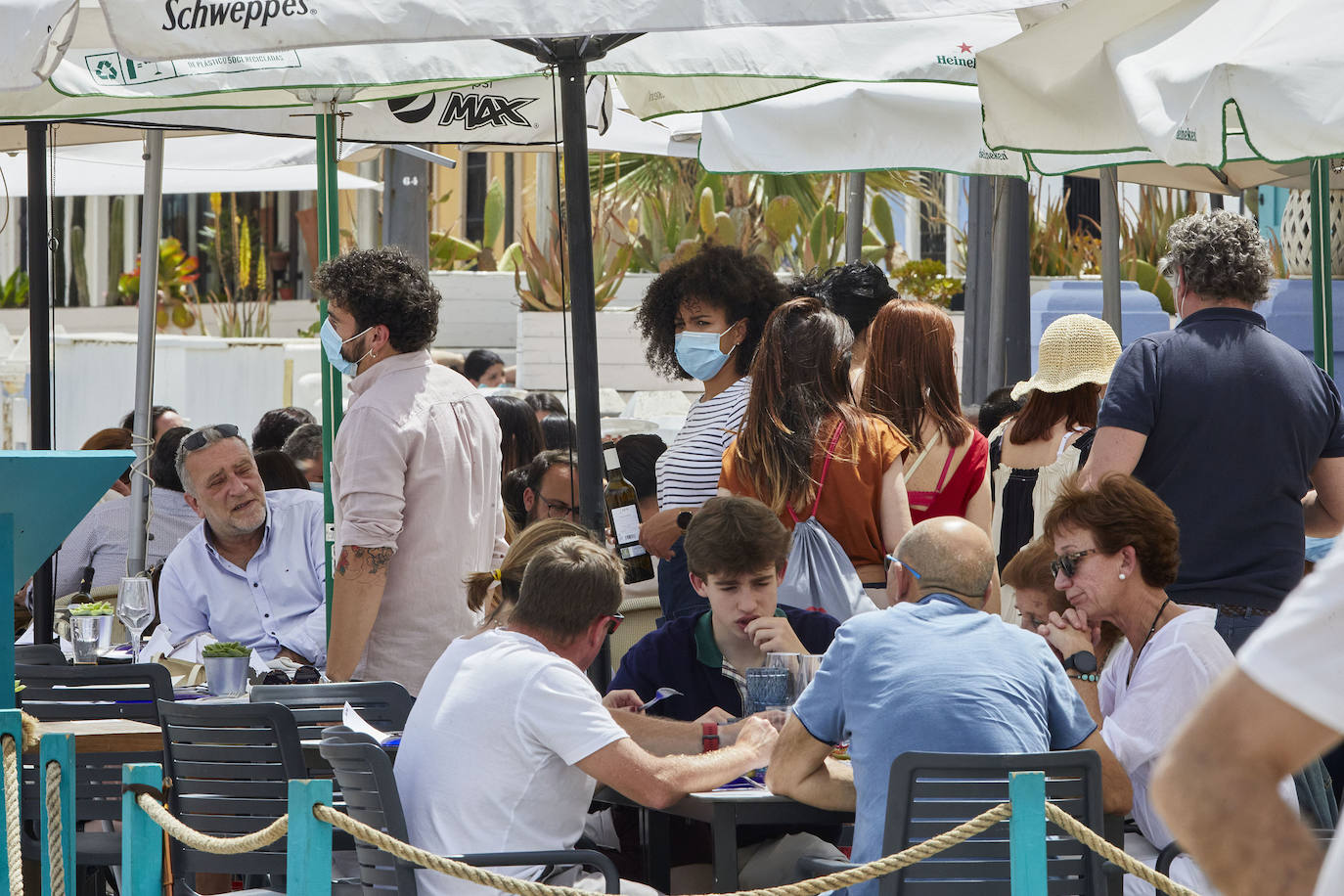 Las playas de Valencia y la zona costera de la Comunitat se han convertido en el principal atractivo para los madrileños y residentes de otras muchas comunidades autónomas, sobre todo de la zona centro, que tenían claro que este fin de semana tocaba disfrutar de sol, playa, brisa marina y una buena gastronomía en el primer fin de semana que podían desplazarse a tierras valencianas.