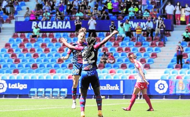 La jugadora del Levante, Esther, celebra el gol del empate con su compañera Ordega. 