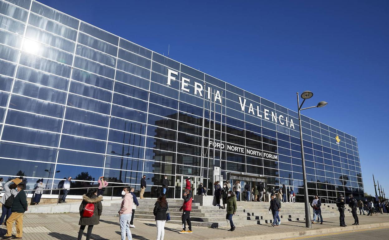 Un grupo de personas guarda cola para acceder a Feria Valencia. 