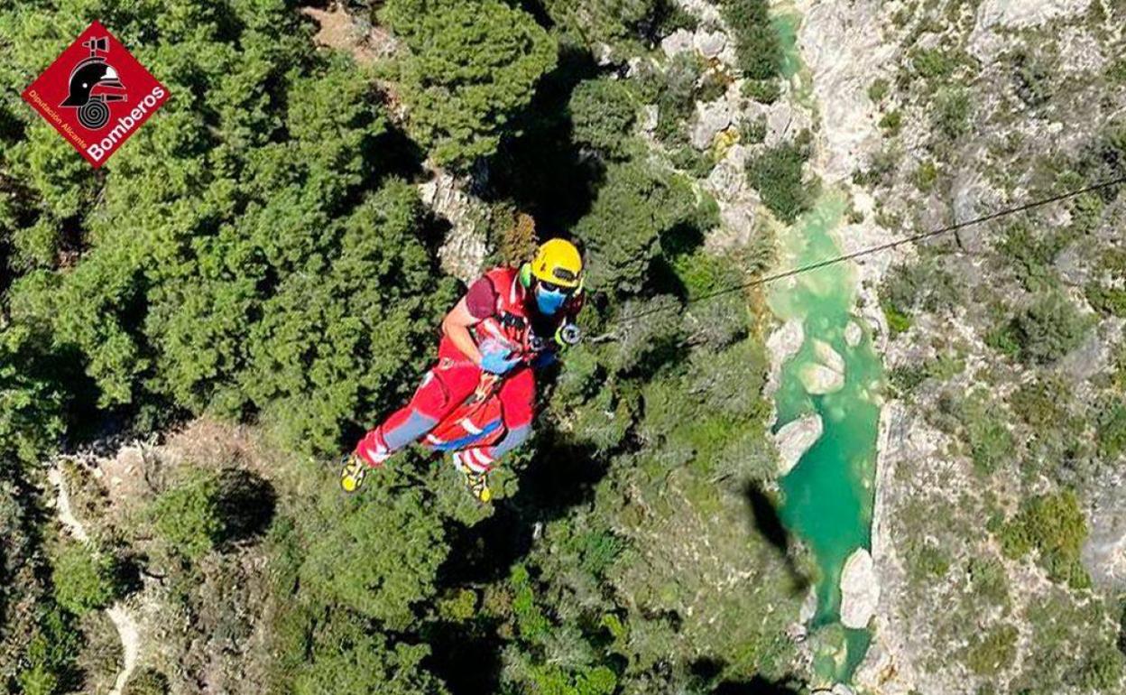 Rescate de los bomberos  en helicóptero en las pozas del Barranc de l'Encantada. 