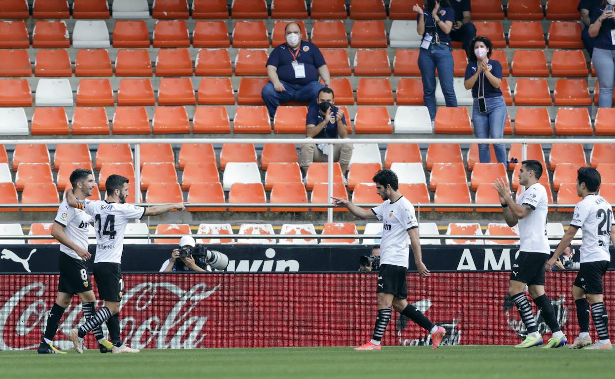 Gonçalo Guedes celebra con Gayà y Carlos Soler