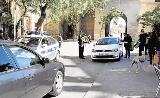 Policía controlado el tráfico en la calle Serrano. 