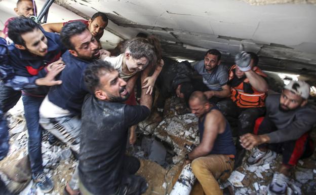 Rescate de una niña entre los escombros de un edificio.