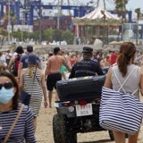 Policía Local de Valencia, vigilando la playa. 