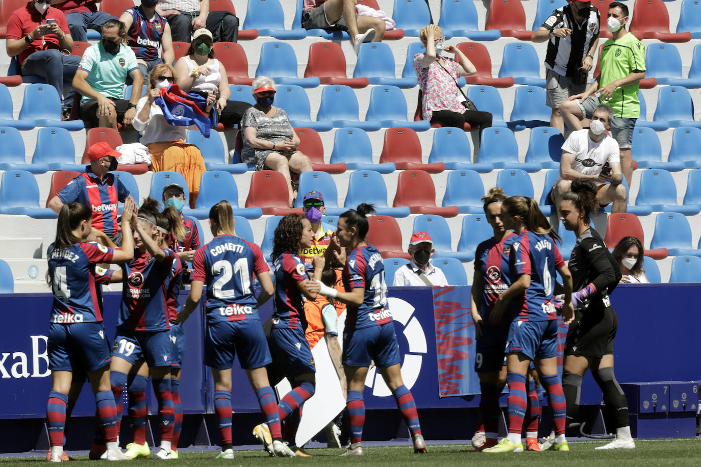 La afición granota estrena el campo de Orriols tras su remodelación en el encuentro entre las de María Pry y el Santa Teresa.