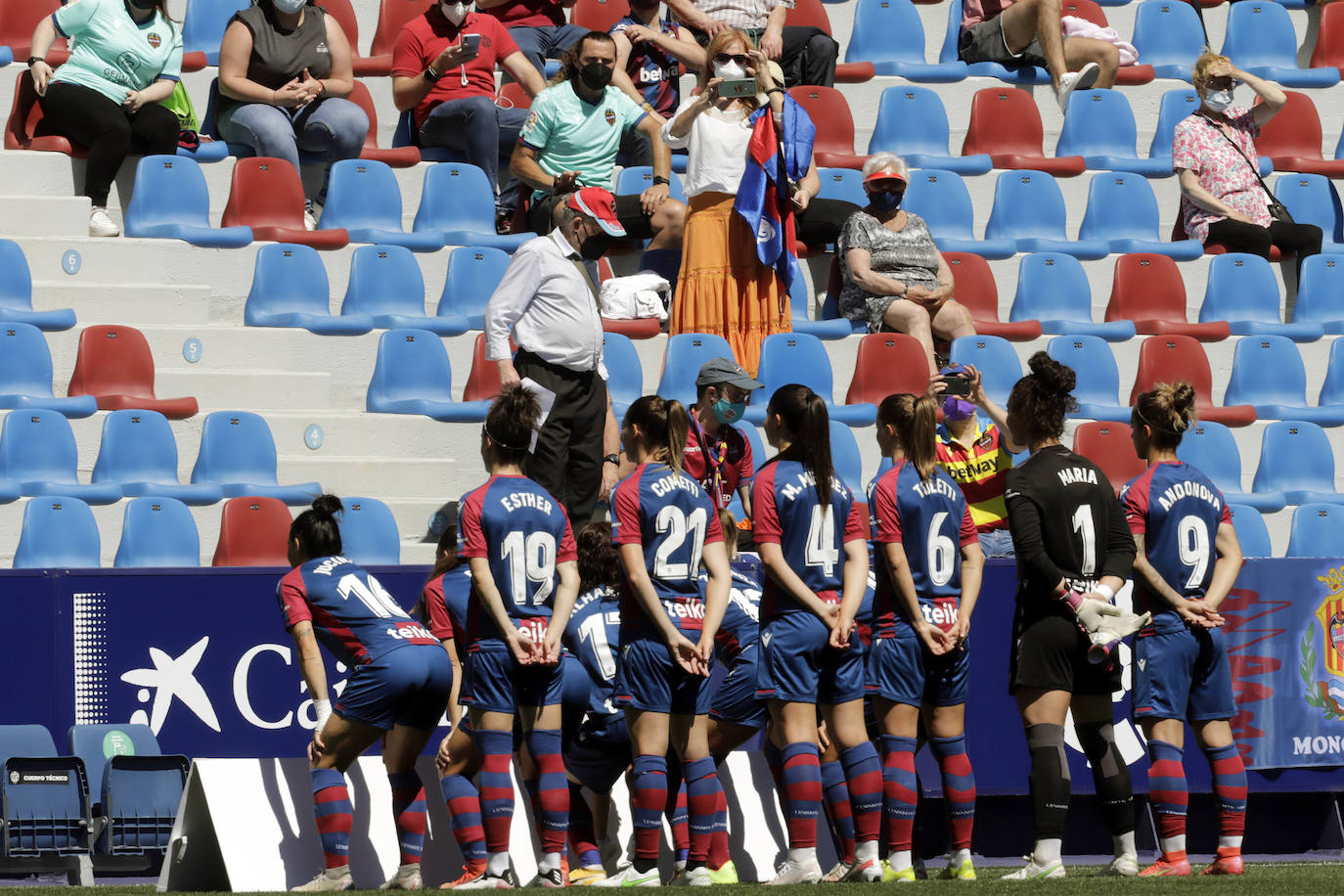 La afición granota estrena el campo de Orriols tras su remodelación en el encuentro entre las de María Pry y el Santa Teresa.