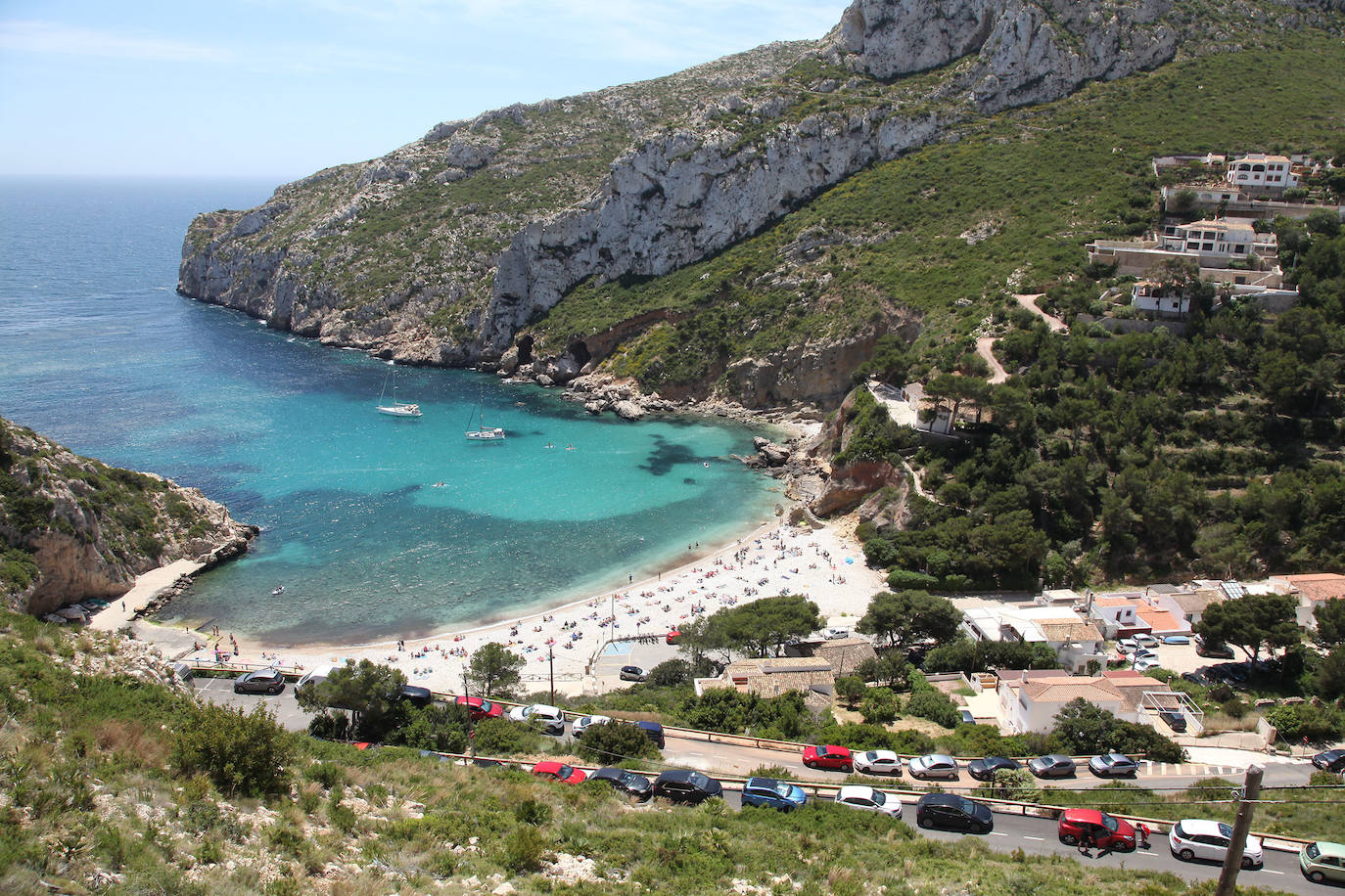 El sol y las altas temperaturas atraen a muchos bañistas a la costa, respetando la distancia de seguridad, con ganas de darse el primer baño de la temporada y de distrutar de la buena gastronomía.