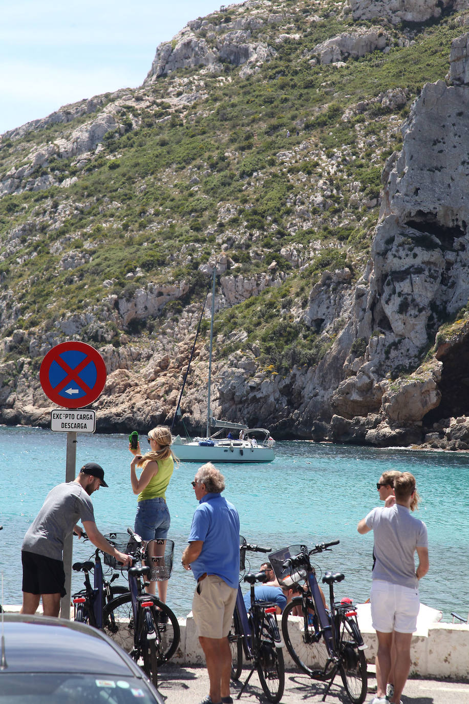 El sol y las altas temperaturas atraen a muchos bañistas a la costa, respetando la distancia de seguridad, con ganas de darse el primer baño de la temporada y de distrutar de la buena gastronomía.