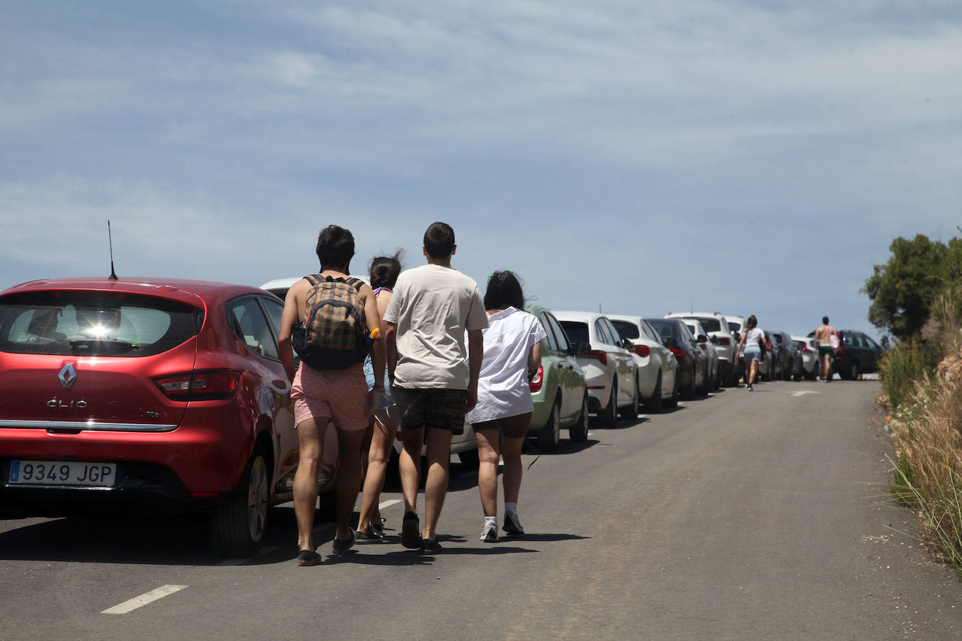 El sol y las altas temperaturas atraen a muchos bañistas a la costa, respetando la distancia de seguridad, con ganas de darse el primer baño de la temporada y de distrutar de la buena gastronomía.