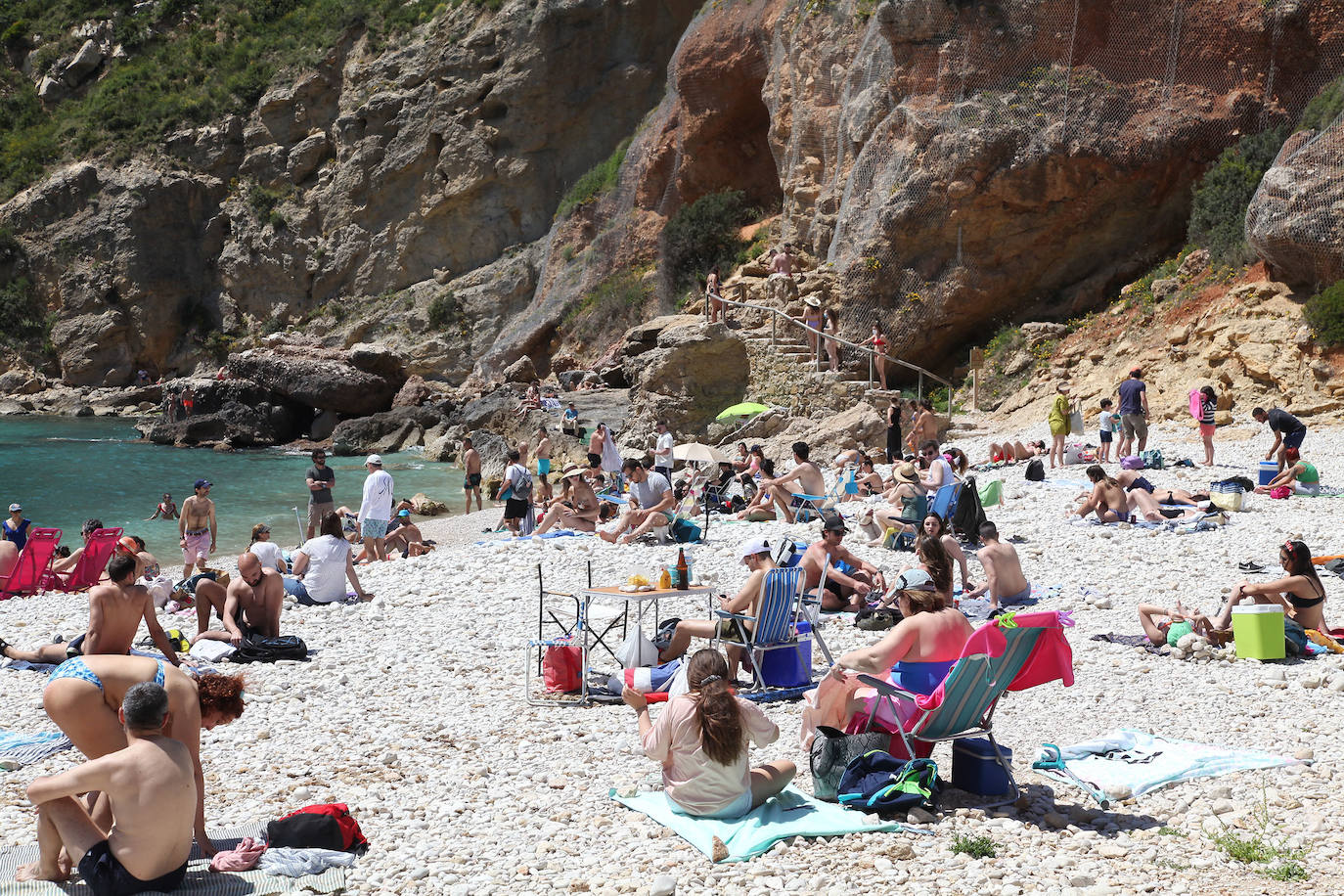 El sol y las altas temperaturas atraen a muchos bañistas a la costa, respetando la distancia de seguridad, con ganas de darse el primer baño de la temporada y de distrutar de la buena gastronomía.